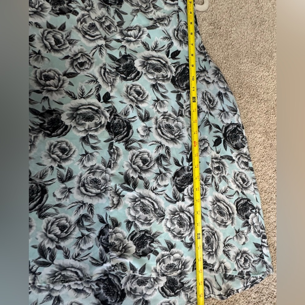 Torrid Pale Teal Floral Sleeveless V-Neck Blouse | Size 1 (1X) | Flowy Fit - Picture 6 of 7